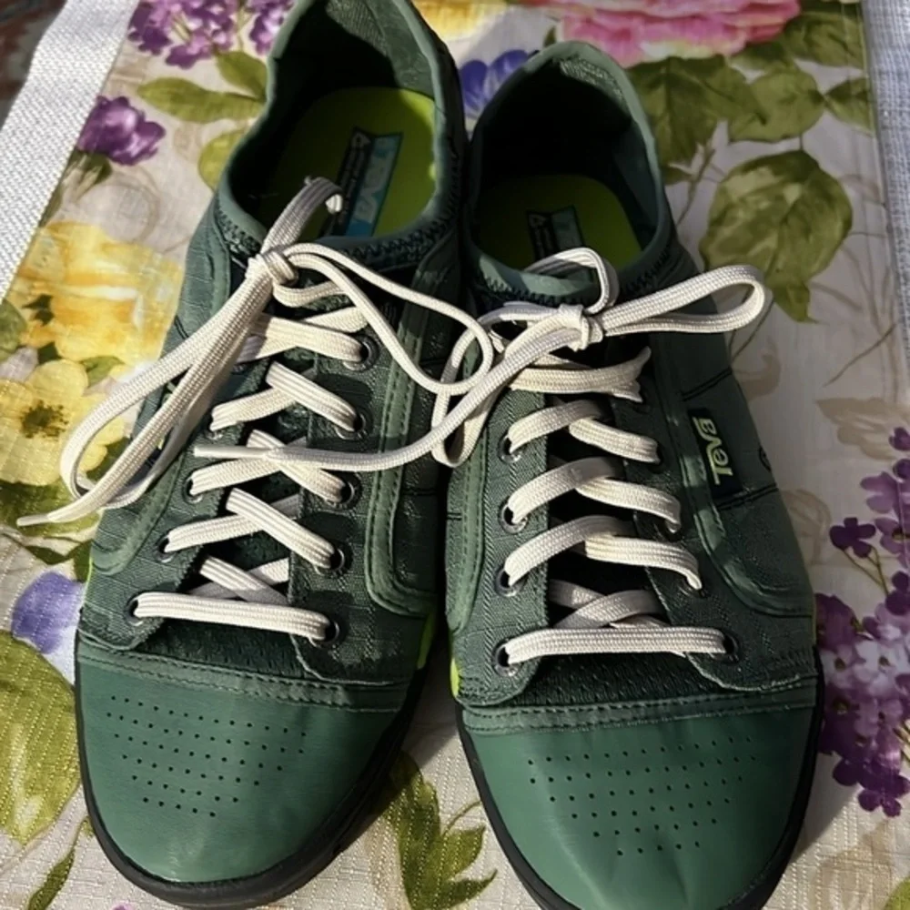 Teva SIZE 9,  S/N 1000225 green lace up shoes.